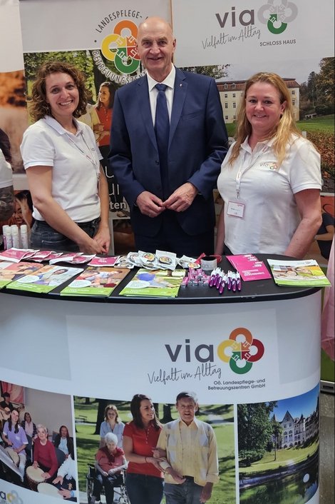 Dr. Daniela Braza-Horn, Landesrat Dr. Christian Dörfel, Pflegedirektorin Nicole Lengauer