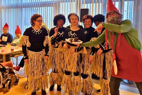 Gruppenfaschingsfoto indigenes Volk und Zwerg