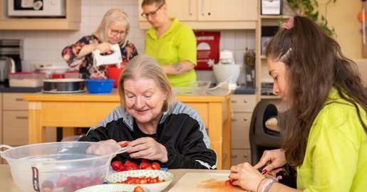 Pädagoginnen kochen mit Bewohnerinnen