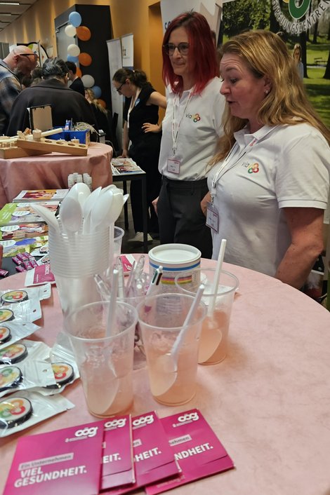 2 LPBZ-Mitarbeiterinnen am Stand