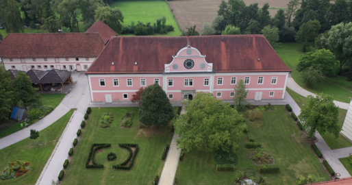 Schloss Gschwendt mit Garten aus der Vogelperspektive