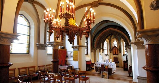 Blick in die Kapelle Richtung Altar