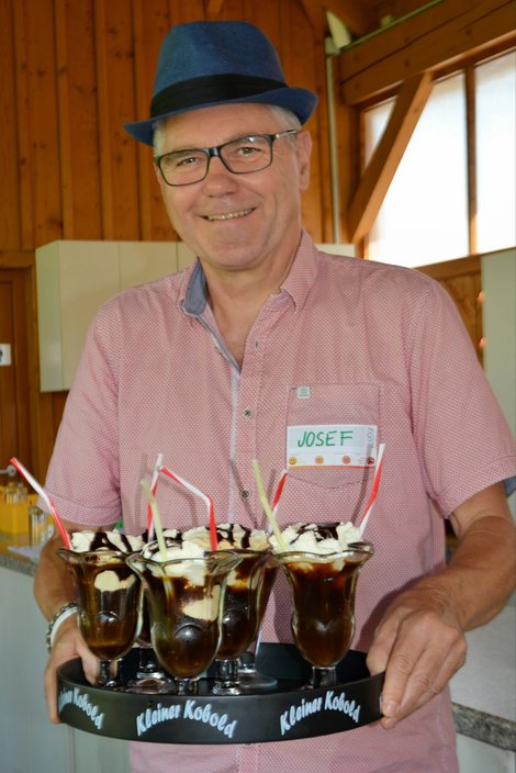 Mitarbeiter serviert Eiskaffee