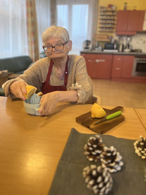 Bewohnerin Annemarie beim Auspressen einer Zitrone