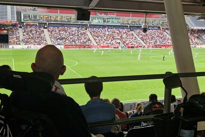 Bewohner schaut live Fußballspiel