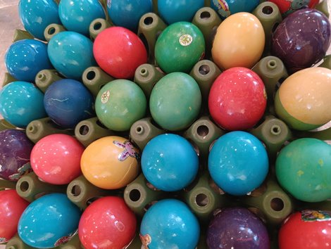 eine Palette bunt gefärbter Ostereier
