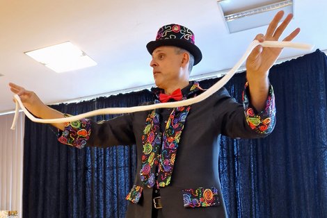 Zauberer mit ganzem Seil