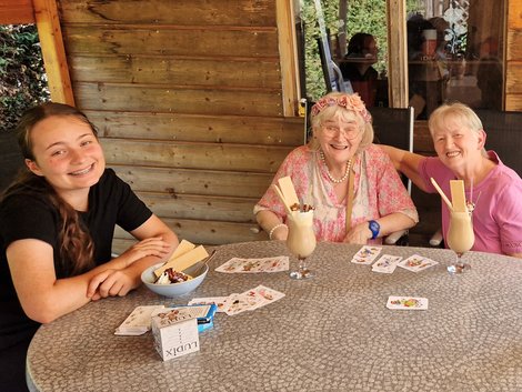 Ferialpraktikantin Katharina und zwei Bewohnerinnen bei Eiskaffee