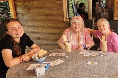 Ferialpraktikantin Katharina und zwei Bewohnerinnen bei Eiskaffee