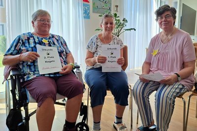 3 Gewinnerinnen des Kegelturniers mit Urkunden