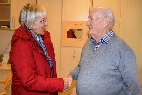 Leopoldine Halbmayr gratuliert Heinrich zum 80. Geburtstag