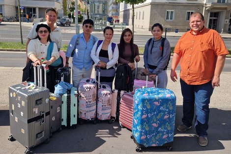 Pflegedirektoren Schwarzlmüller und Paulinec begrüßen 5 Philippinische Pflegekräfte am Bahnhof Linz
