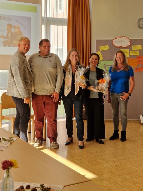Gruppenfoto Dr. Dieplinger mit Sabine Eingang und PflegedirektorInnen 