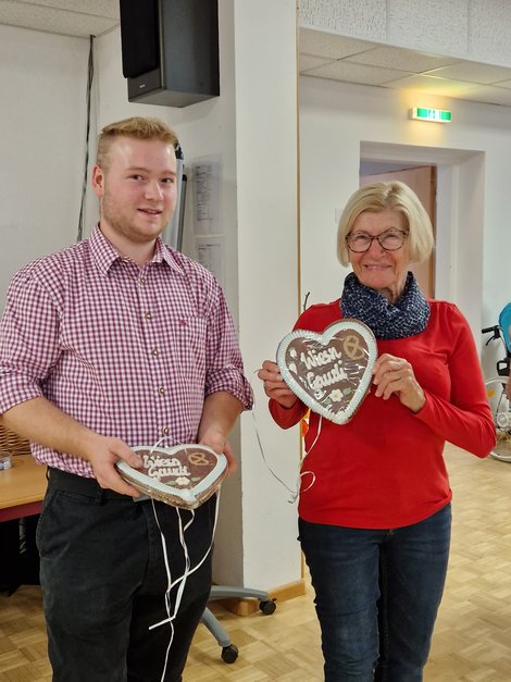 Mitarbeiter und Schätzspielgewinnerin mit Lebkuchenherz
