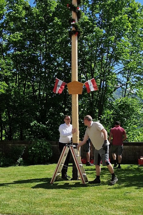 Anbringung Gedenktafel und Fahnen am Maibaum