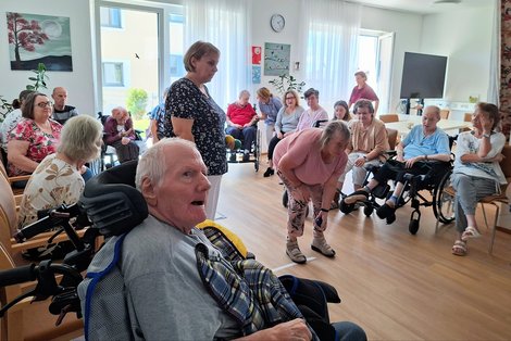 Bewohnerin kegelt, andere schauen zu