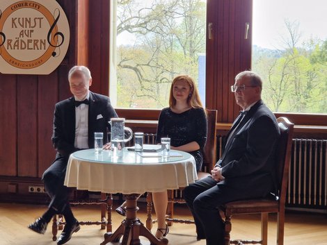 3 "Kunst auf Rädern"-Mitglieder bei Tisch