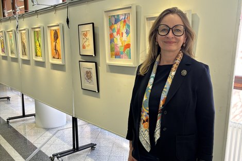Dr.in Anna Maria Dieplinger vor NeuroArt-Galerie