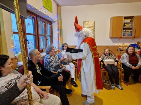 Nikolaus bei BewohnerInnen im Wohnzimmer WB3