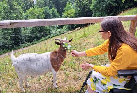 Bewohnerin mit Ziege