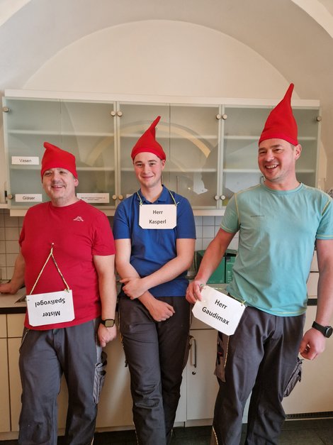 Haustechniker und Zivildiener im Zwergenkostüm