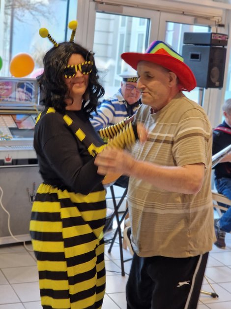 Biene und Cowboy beim Tanz