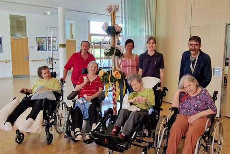 Gruppenfoto rund um den Maibaum