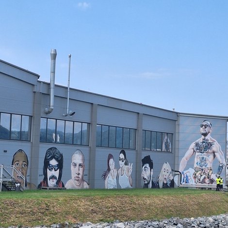 Gebäude mit Graffiti im Linzer Hafen