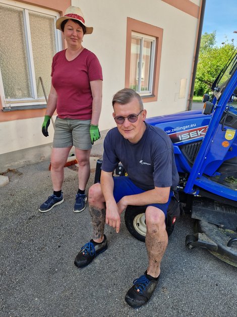 Zwei Personen machen Pause während Gartenarbeit 