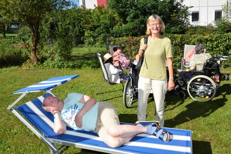 Bewohner und Dr. Lindner im Garten