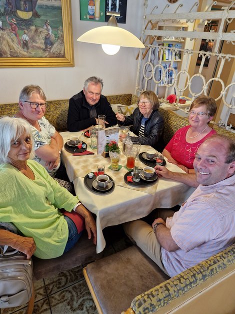 6 ehrenamtliche MitarbeiterInnen beim Mittagstisch im Gasthaus