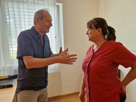 Küchenleitung-Stv. Amira Guso im Gespräch mit Baumeister Walter Binder