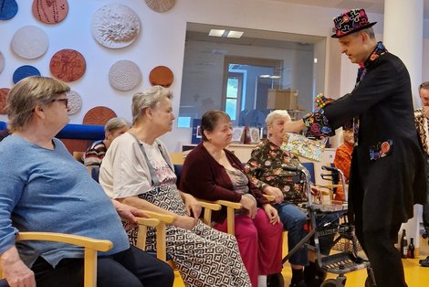 Zauberer zeigt Würfel im Publikum
