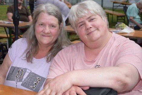 Zwei Frauen beim Sommerfest