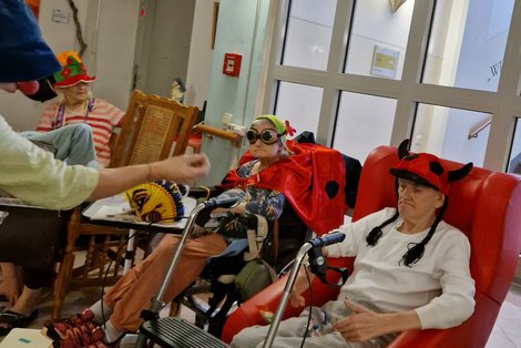 verkleidete Bewohner im Relaxsessel