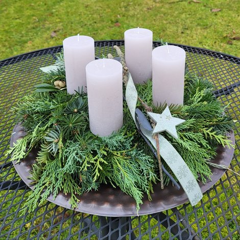 Adventkranz weiße Kerzen