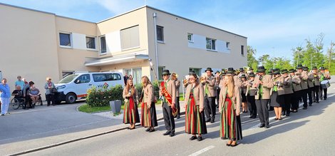 Stadtmusikkapelle Laakirchen und BewohnerInnen der WG Laakirchen vor dem Haus