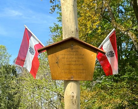 Gedenktafel am Maibaum