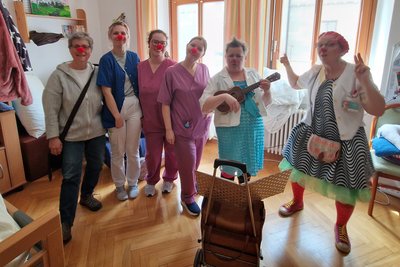 CliniClowns und LPBZ-MitarbeiterInnen mit roter Clownnase