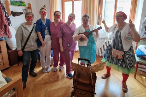 CliniClowns und LPBZ-MitarbeiterInnen mit roter Clownnase
