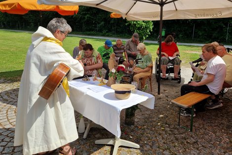 Seelsorgerin Alexandra Freinthaler und TeilnehmerInnen der Maiandacht