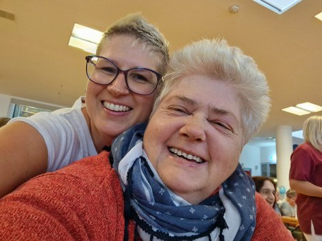 Kristina Wagner, PSD, und Bewohnerin Sieglinde
