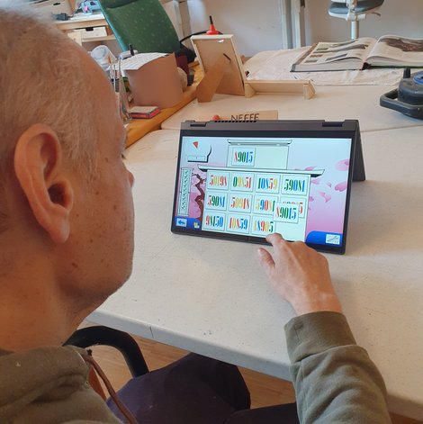 Bewohner arbeitet am Tablet