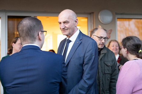 Dr. Dörfel umgeben von Dir. See und Bewohnern und Mitarbeitern der WG Laakirchen