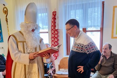 Nikolaus und Bewohner