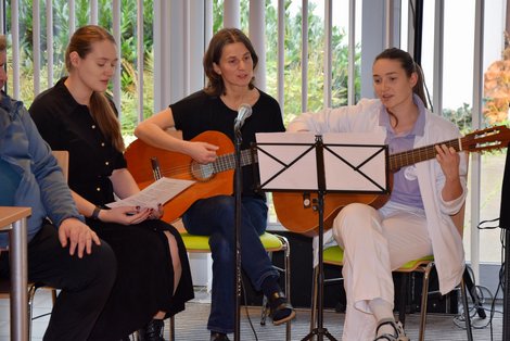 Verena, Beatrix und Maleen mit Gitarre und beim Singen