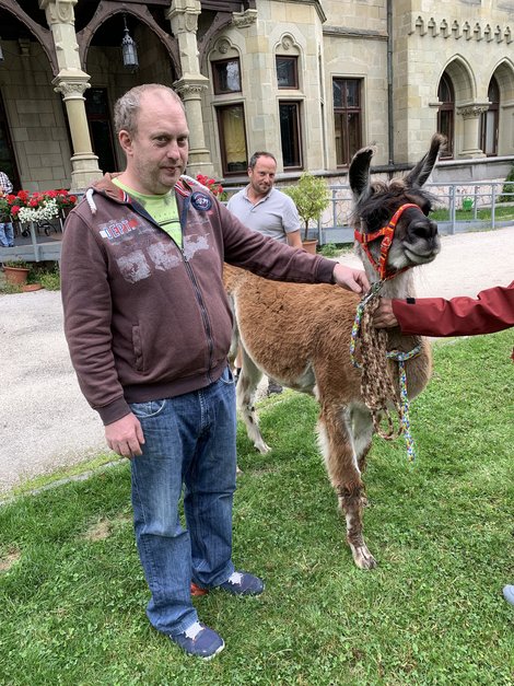 Bewohner und Lama 