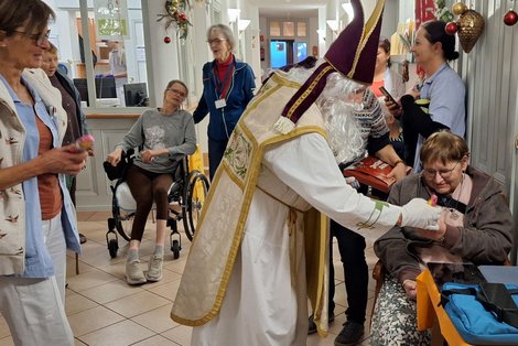 Nikolaus beschenkt Bewohnerin