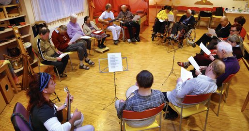 Mitarbeiter und Bewohner beim Musizieren