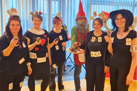 Gruppenfaschingsfoto Spielkarten und Zwerg